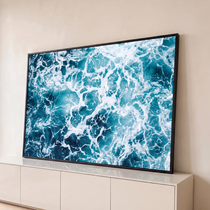 Quadro Decorativo Grande Ondas do Mar para Sala Azul | quadros decorativos para sala | vista aérea do mar com espuma branca formando padrões sobre água azul turquesa | Porao dos Quadros