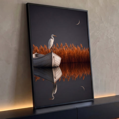 Garça branca sobre barco, juncos alaranjados e lua crescente refletidos em água escura, quadro decorativo