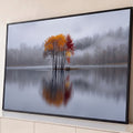 Quadro Decorativo Grande Árvore de Outono para Sala Laranja | quadros decorativos para sala | árvore de outono colorida refletida em lago calmo com neblina ao fundo | Porao dos Quadros