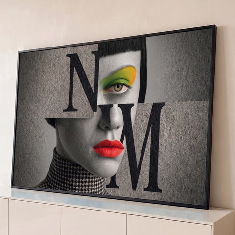 Rosto feminino cinza com batom vermelho, sombra verde e letras NM em estilo editorial, quadro decorativo