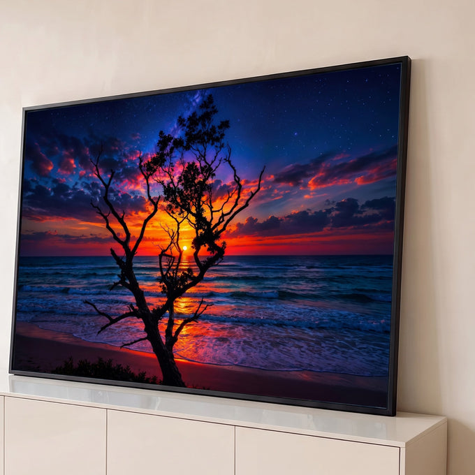 Quadro Decorativo Grande Árvore Silhueta Mar para Sala | quadros decorativos para sala | árvore silhueta contra pôr do sol laranja sobre o mar com céu estrelado | Porao dos Quadros