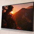Quadro Decorativo Grande Pôr do Sol Montanha para Sala | quadros decorativos para sala | pôr do sol dourado entre pinheiros e rochas com montanhas ao fundo e céu rosado | Porao dos Quadros