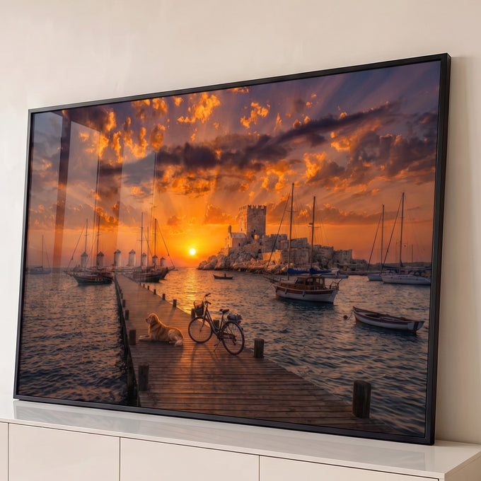 Quadro Decorativo Grande Cais Veleiros para Sala Laranja | quadros decorativos para sala | cais de madeira ao pôr do sol com cachorro, bicicleta e veleiros ao fundo | Porao dos Quadros