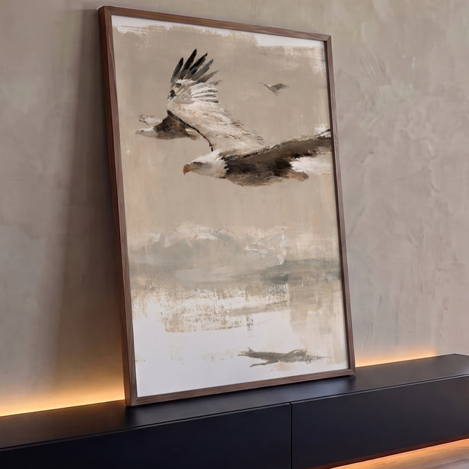 Quadro Decorativo Águia Careca em Voo Estilo Pintura | quadros decorativos para sala | águia careca em voo pintada em tons marrom e bege com fundo abstrato | Porao dos Quadros