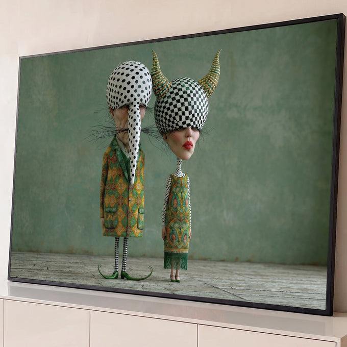 Casal surreal com cabeças de bolinhas e xadrez, chifres e roupas estampadas em fundo verde, quadro decorativo