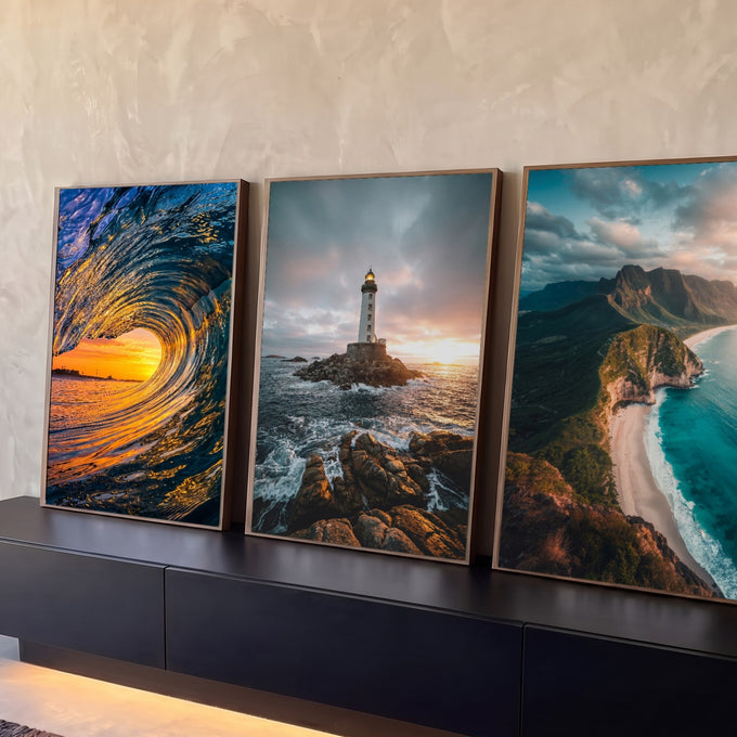 Quadro Decorativo Kit 3 Telas Mar Farol para Sala Azul | quadros decorativos para sala | tríptico com onda do mar, farol em rochas e praia vista do alto ao entardecer | Porao dos Quadros