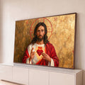 Jesus com Sagrado Coração em chamas, manto vermelho e auréola sobre fundo dourado, quadro decorativo