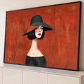 Ilustração de mulher com chapéu de aba larga, cabelo chanel e batom vermelho em fundo terracota, quadro decorativo
