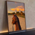 Quadro Decorativo Grande Cavalo em Arena para Sala Marrom | quadros decorativos para sala | cavalo castanho visto de cima em arena ao pôr do sol dourado | Porao dos Quadros