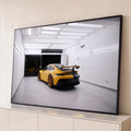 Quadro Decorativo Grande Carro Amarelo e Preto para Sala | quadros decorativos para sala | carro esportivo amarelo e preto visto de trás em garagem branca iluminada | Porao dos Quadros