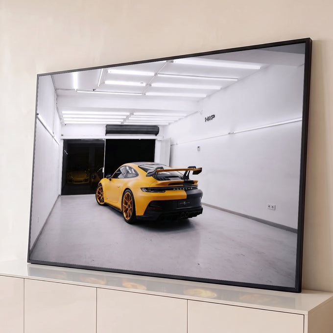 Quadro Decorativo Grande Carro Amarelo e Preto para Sala | quadros decorativos para sala | carro esportivo amarelo e preto visto de trás em garagem branca iluminada | Porao dos Quadros