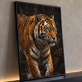 Tigre realista de olhos âmbar caminhando em floresta escura, pintura em tons laranja, quadro decorativo