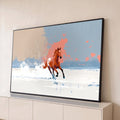 Cavalo alazão galopando na água rasa com respingos, fundo abstrato cinza, bege e coral, quadro decorativo