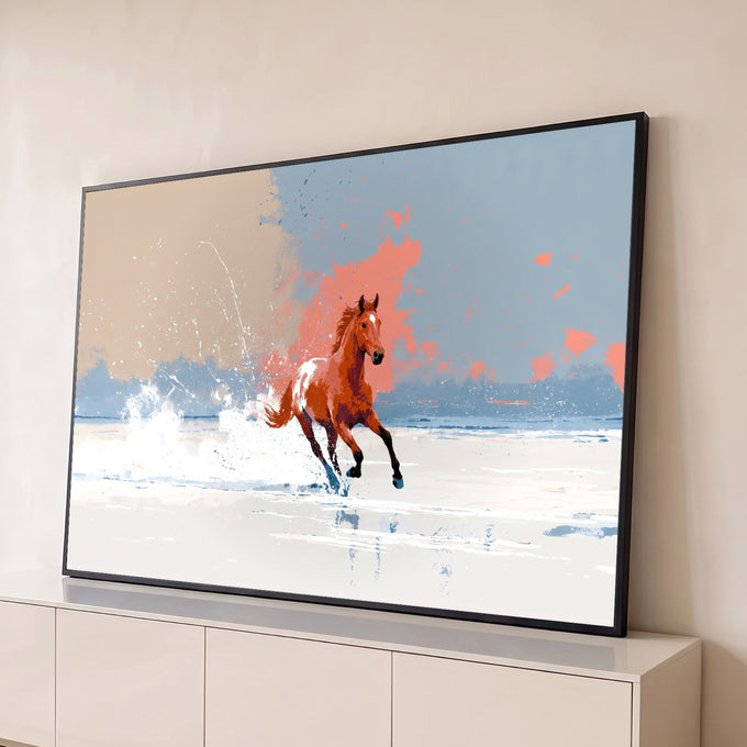 Cavalo alazão galopando na água rasa com respingos, fundo abstrato cinza, bege e coral, quadro decorativo