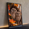 Duas corujas filhotes aconchegadas no oco de um tronco com musgo e folhas de outono, quadro decorativo