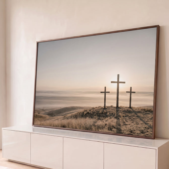 Quadro Decorativo Grande Três Cruzes de Jesus para Sala Bege | quadros decorativos para sala | três cruzes de madeira em colina ao amanhecer com névoa no vale | Porao dos Quadros