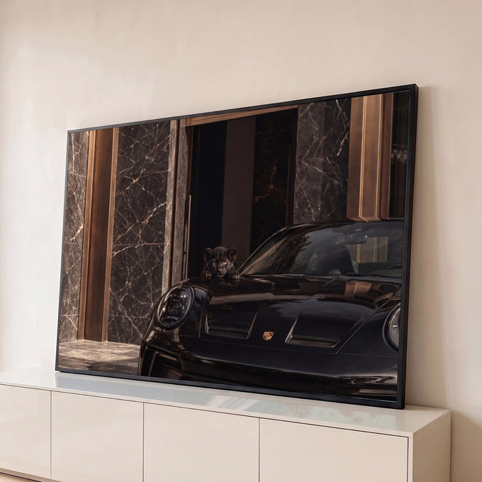 Quadro Decorativo Grande Filhote de Pantera para Sala Preto | quadros decorativos para sala | filhote de pantera negra apoiado no capô de um carro esportivo preto | Porao dos Quadros