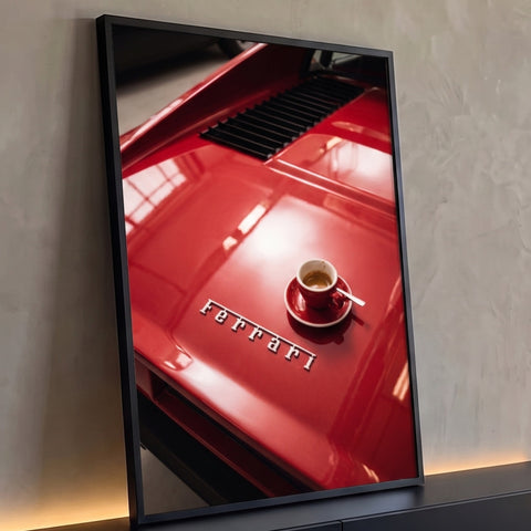 Xícara de café espresso sobre capô vermelho brilhante de carro esportivo italiano, quadro decorativo
