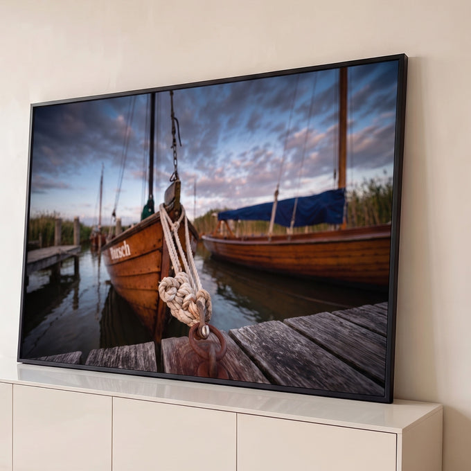 Quadro Decorativo Grande Barco de Madeira Cais para Sala | quadros decorativos para sala | barco de madeira ancorado num cais com corda náutica em primeiro plano ao entardecer | Porao dos Quadros