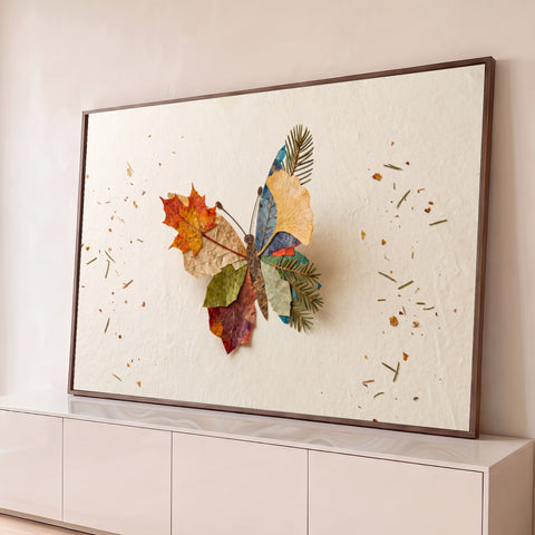 Borboleta montada com folhas secas coloridas, ginkgo e ramos de pinheiro sobre papel creme, quadro decorativo