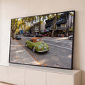 Porsche 356 verde de capota caramelo em rua arborizada com folhas de outono, quadro decorativo