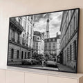 Quadro Decorativo Grande Rua de Paris para Sala Preto | quadros decorativos para sala | rua parisiense em preto e branco com carros clássicos e Torre Eiffel ao fundo | Porao dos Quadros