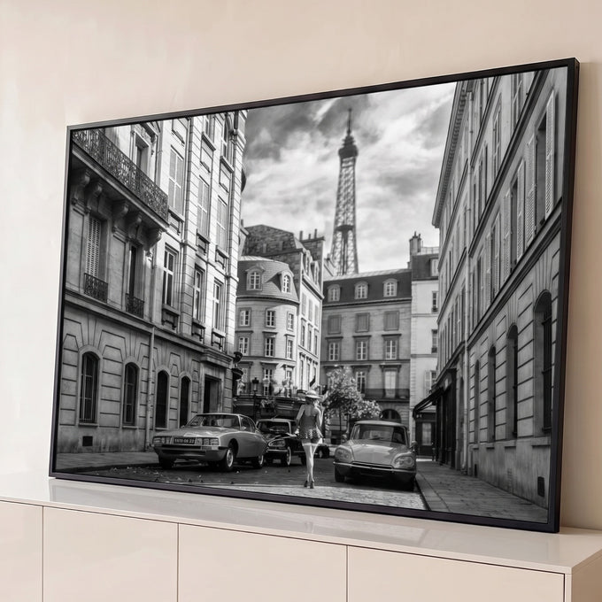 Quadro Decorativo Grande Rua de Paris para Sala Preto | quadros decorativos para sala | rua parisiense em preto e branco com carros clássicos e Torre Eiffel ao fundo | Porao dos Quadros