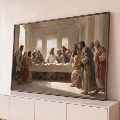 Santa Ceia com Jesus de túnica branca e apóstolos à mesa em salão iluminado por janelas, quadro decorativo