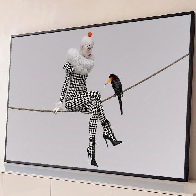 Quadro Decorativo Grande Arlequim Xadrez para Sala Preto | quadros decorativos para sala | arlequim em xadrez preto e branco sentada numa corda ao lado de um pássaro preto | Porao dos Quadros