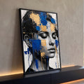 Quadro Decorativo Grande Rosto Feminino para Sala Azul | quadros decorativos para sala | retrato feminino em preto e branco com blocos de tinta azul e dourada sobre o cabelo | Porao dos Quadros
