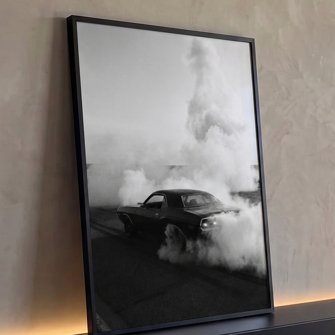 Muscle car clássico preto em burnout envolto em fumaça branca, fotografia preto e branco, quadro decorativo