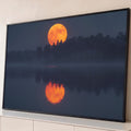 Quadro Decorativo Grande Lua Refletida para Sala Laranja | quadros decorativos para sala | lua cheia laranja refletida em lago com neblina e silhueta de árvores | Porao dos Quadros