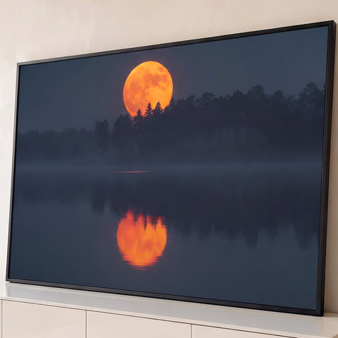 Lua cheia laranja nascendo atrás de pinheiros e refletida em lago com neblina, quadro decorativo