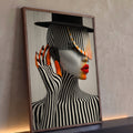 Quadro Decorativo Grande Retrato Listrado para Sala Preto | quadros decorativos para sala | retrato com véu listrado, cartola preta e lábios vermelhos em tons laranja | Porao dos Quadros