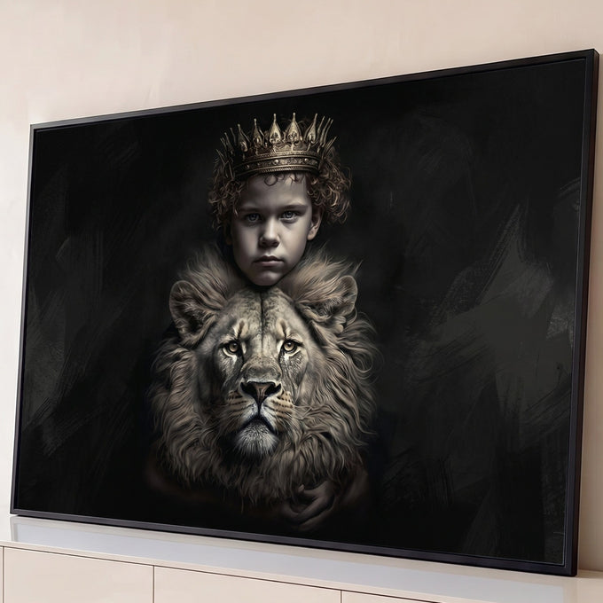 Quadro Decorativo Grande Menino com Coroa para Sala Preto | quadros decorativos para sala | menino de coroa dourada abraçado por leão em tons de preto e sépia | Porao dos Quadros