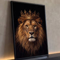 Quadro Decorativo Grande Leão com Coroa Preto para Sala | quadros decorativos para sala | leão com juba dourada usando coroa real sobre fundo preto | Porao dos Quadros