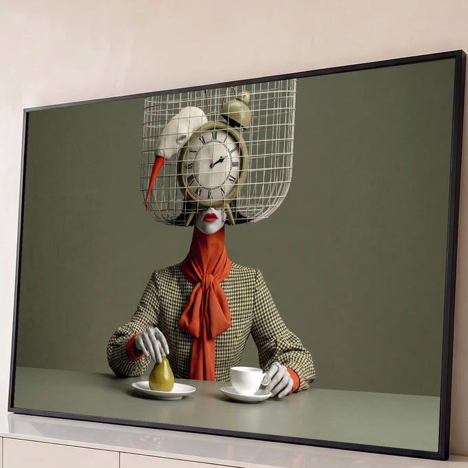 Figura feminina com gaiola, relógio e pássaro na cabeça, lenço laranja, pera e xícara, quadro decorativo
