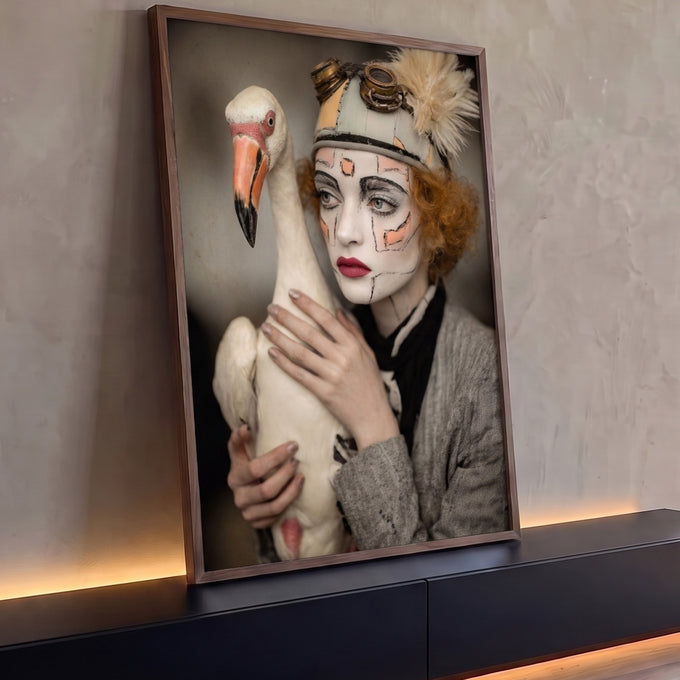 Mulher ruiva com maquiagem teatral, chapéu steampunk e ave branca nos braços, quadro decorativo