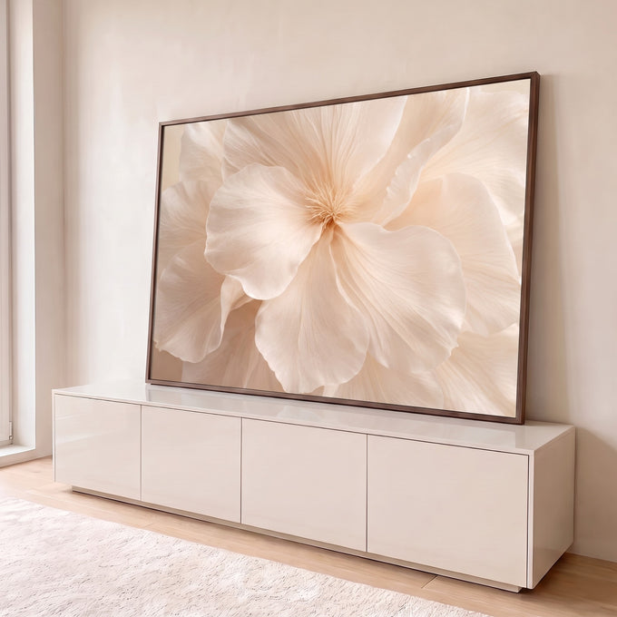 Quadro Decorativo Grande Flor Branca Branco para Sala | quadros decorativos para sala | flor branca em macro com pétalas onduladas e estames bege ao centro | Porao dos Quadros
