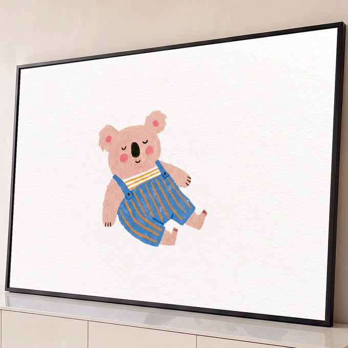 Quadro Decorativo Grande Coala de Bebê para Quarto de Bebê | quadros decorativos para sala | coala rosa fofo deitado de olhos fechados com macacão azul listrado | Porao dos Quadros