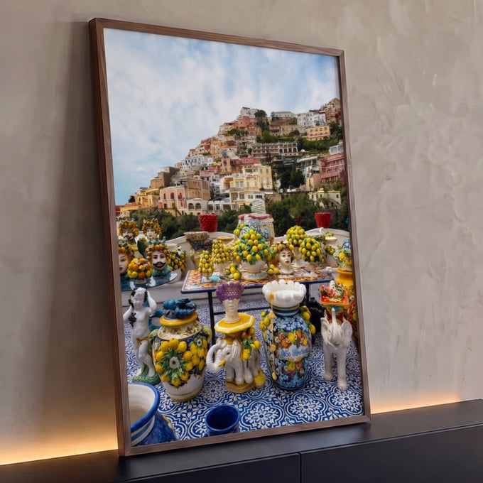 Cerâmicas coloridas com limões sobre azulejos azuis e vila de Positano ao fundo, quadro decorativo