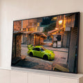 Porsche 911 verde-limão com aerofólio numa ladeira de Hong Kong com grafites e postes acesos, quadro decorativo