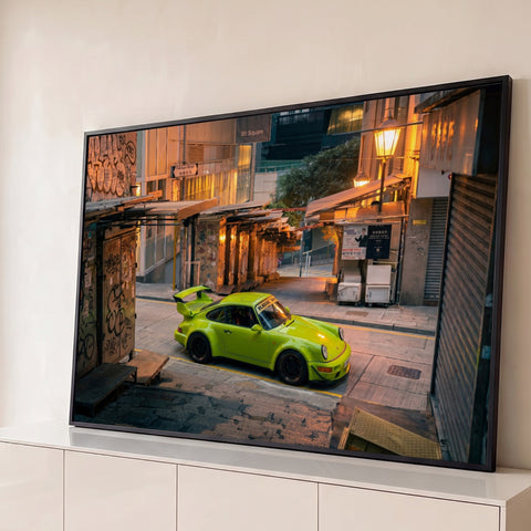 Porsche 911 verde-limão com aerofólio numa ladeira de Hong Kong com grafites e postes acesos, quadro decorativo