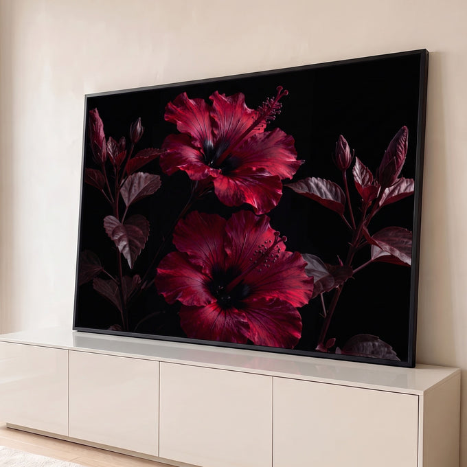 Quadro Decorativo Grande Hibisco para Sala Vermelho | quadros decorativos para sala | duas flores de hibisco vermelho escuro com estames visíveis sobre fundo preto | Porao dos Quadros