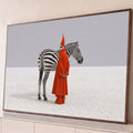 Mulher de casaco vermelho e chapéu cônico ao lado de zebra em planície branca, arte surreal, quadro decorativo