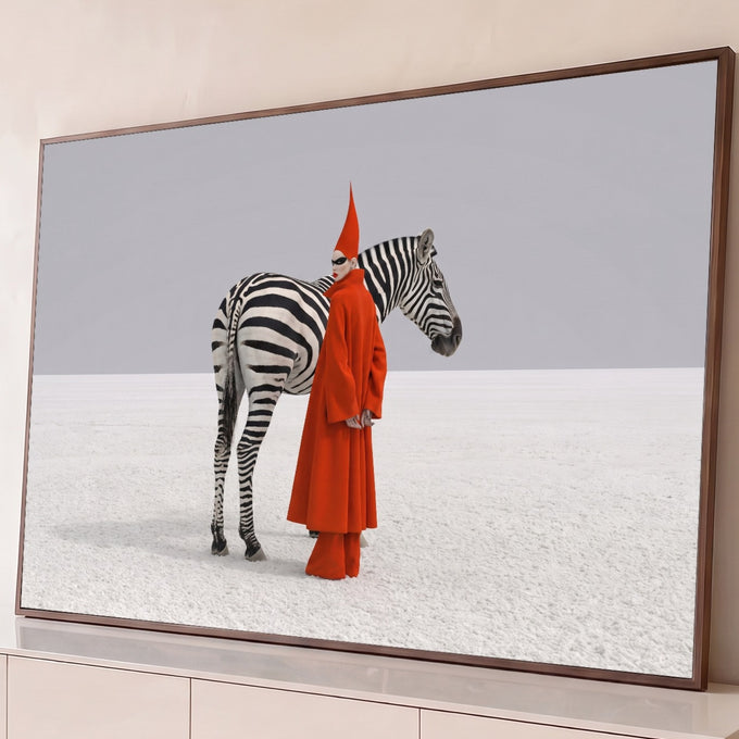 Mulher de casaco vermelho e chapéu cônico ao lado de zebra em planície branca, arte surreal, quadro decorativo