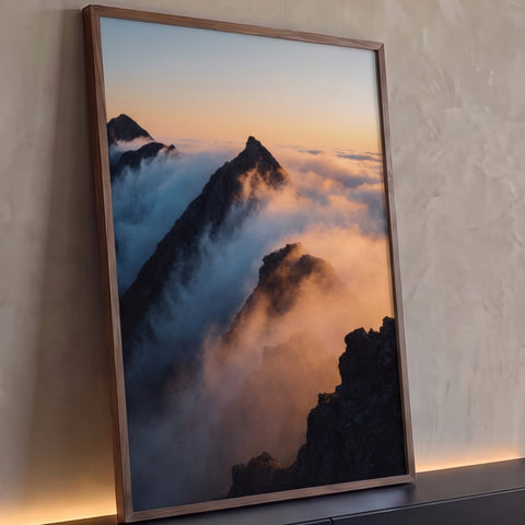 Picos rochosos emergindo de um mar de nuvens em névoa laranja e azul ao entardecer, quadro decorativo