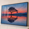Quadro Decorativo Grande Árvore Solitária Reflexo para Sala | quadros decorativos para sala | árvore solitária em silhueta refletida no lago sob céu de pôr do sol laranja e azul | Porao dos Quadros