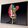 Rosto de mulher cubista vermelho e verde com mão colorida no queixo sobre fundo preto, quadro decorativo