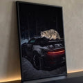 Leopardo das neves sobre carro esportivo preto em floresta nevada à noite, quadro decorativo